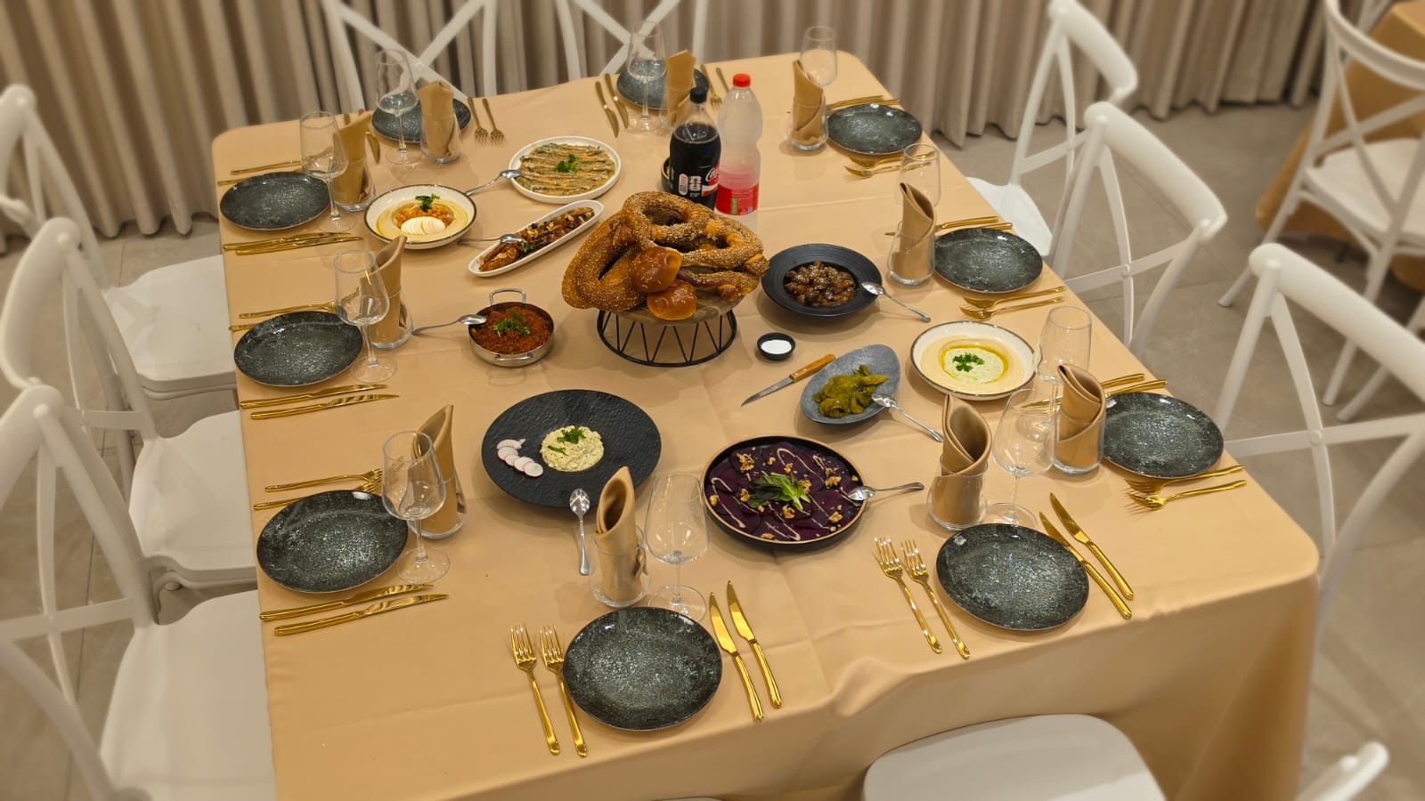 שולחן ערוך עם מנות פתיחה