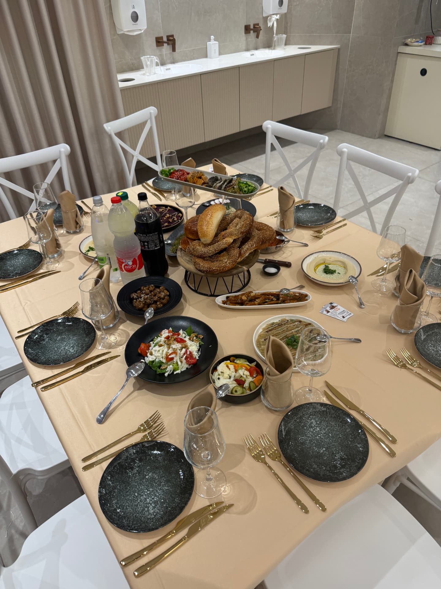 שולחן אירוח מלא